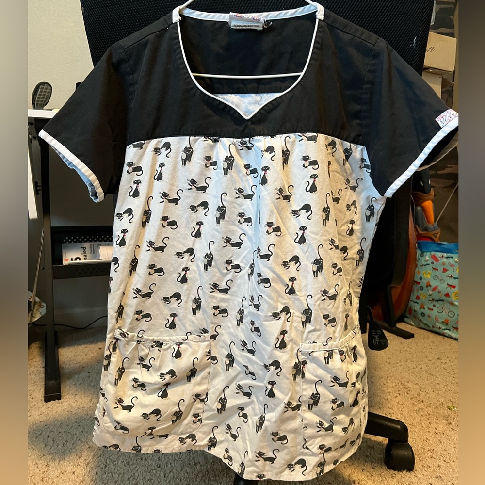 UA scrubs small top